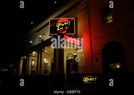 La prima notte del musical 'Oliver!' al Theatre Royal di Drury Lane, nel centro di Londra. Foto Stock