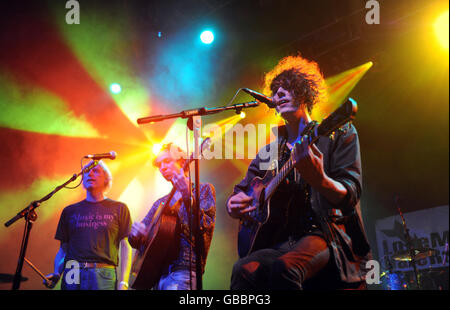 I Mystery Jets si esibiscono sul palco durante il Demolition Ball presso l'Astoria nel centro di Londra. Foto Stock