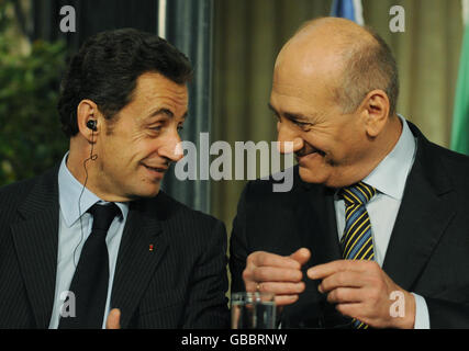 Il presidente francese Nicolas Sarkozy con il primo ministro israeliano Ehud Olmert, in una riunione dei leader europei per discutere la situazione a Gaza, a Gerusalemme. Foto Stock