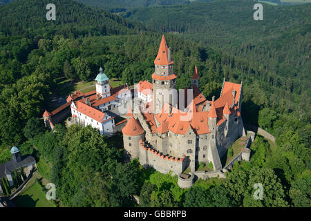 VISTA AEREA. Castello medievale in un paesaggio di verdi colline ondulate. Castello di Bouzov, distretto di Olomouc, Moravia, Repubblica Ceca. Foto Stock