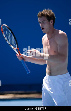 Tennis - Australiano aperto 2009 - giorno uno - Melbourne Park. Andy Murray della Gran Bretagna si esercita durante l'Australian Open 2009 a Melbourne Park, Melbourne, Australia. Foto Stock