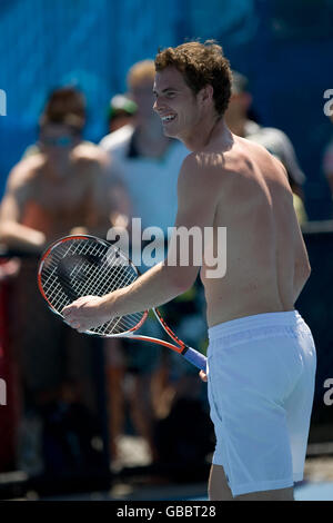 Tennis - Australiano aperto 2009 - giorno uno - Melbourne Park. Andy Murray della Gran Bretagna si esercita durante l'Australian Open 2009 a Melbourne Park, Melbourne, Australia. Foto Stock