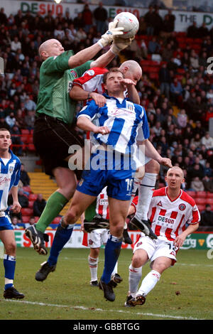 Il portiere di Sheffield United Paddy Kenny (l) e il compagno di squadra Robert Page Combine to negate Colchester United's Alan White (fronte) Foto Stock