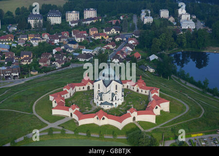 VISTA AEREA. Chiesa di San Giovanni di Nepomuk a Zelená Hora (montagna verde). Žďár nad Sázavou, Regione di Vysočina, Repubblica Ceca. Foto Stock