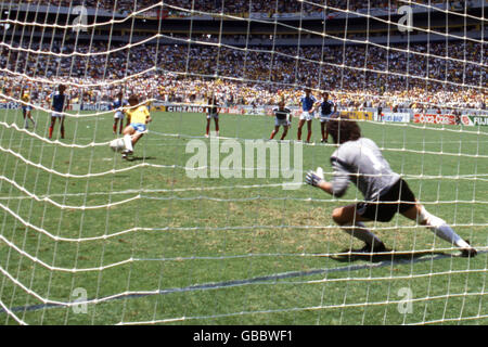 Il portiere francese Joel Bats (r) si tuffa nel modo giusto per salvare una sanzione da Zico (l) del Brasile, che era venuto in sostituzione solo quattro minuti prima Foto Stock