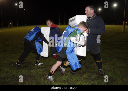 Membri di Annan RFC con consegna del nuovo kit SHE. (L-R) Ryan Glass, Paul Carruthers, Matthew Crombie e Colin Warrick. Foto Stock