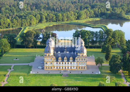 VISTA AEREA. Castello di Seehof. Memmelsdorf, Baviera, Germania. Foto Stock