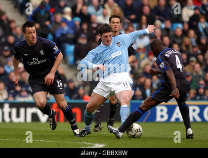 Calcio - fa Barclaycard Premiership - Manchester City / Chelsea. Jonathan Macken di Manchester City batte per la palla con John Terry (l) e Claude Makelele (r) di Chelsea Foto Stock