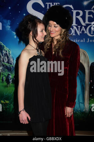 Natascha McElhone (a destra) e Dakota Blue Richards arrivano alla prima cinematografica britannica del Secret of Moonacre presso Vue Leicester Square, Londra. Foto Stock