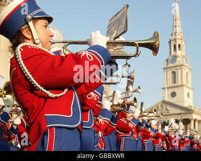 Una band di marching della Slinger High School, Wisconsin, negli Stati Uniti d'America, si esibisce di fronte alla National Gallery, a Trafalgar Square, Londra, come parte di un concerto caldo in vista della New Years Day Parade. Foto Stock