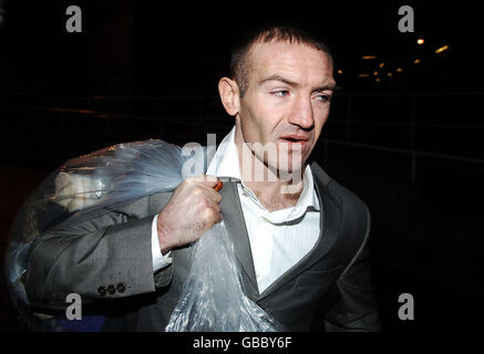 L'ex campione del mondo di boxe Scott Harrison lascia la prigione di Barlinnie a Glasgow dopo essere stato incarcerato per aver guidato le bevande e acclamato gli attacchi. Foto Stock