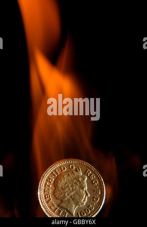Libbra monete stock. Una moneta inglese da una libbra in fiamme. Foto Stock