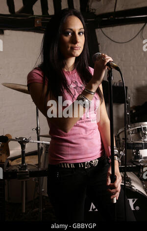 La cantante Lauren Harris, figlia di Steve Harris di Iron Maiden, a casa sua ad Harlow, Essex. Foto Stock