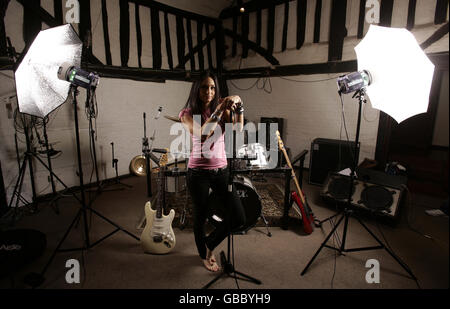 La cantante Lauren Harris, figlia di Steve Harris di Iron Maiden, a casa sua ad Harlow, Essex. Foto Stock