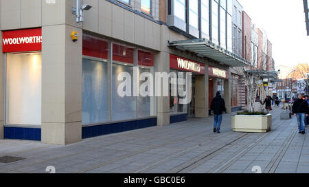 Una vista generale di un negozio Woolworths, recentemente chiuso, nel centro di Kings Lynn, Norfolk. Foto Stock