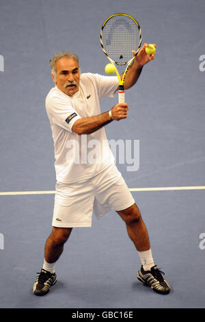 Mansour Bahrami in azione durante la sua mostra doppio match . Foto Stock