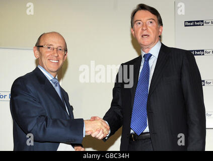 Il Segretario commerciale Peter Mandelson (a destra) stringe le mani con il presidente della Standard Chartered Bank, Mervyn Davies, in quanto è nominato Ministro di Stato nel Dipartimento di Affari, imprese e riforma della regolamentazione di Lord Mandelson. Gli sarà concesso un peerage in modo che possa sedere nella Camera dei Lord, Downing Street ha detto in una dichiarazione. Foto Stock