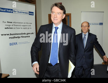 Il segretario di affari Peter Mandelson (a sinistra) con il presidente della Standard Chartered Bank, Mervyn Davies, come è nominato ministro di Stato nel dipartimento di affari, impresa e riforma di regolamentazione di Lord Mandelson. Gli sarà concesso un peerage in modo che possa sedere nella Camera dei Lord, Downing Street ha detto in una dichiarazione. Foto Stock