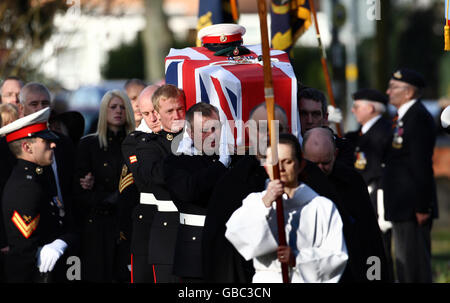 La bara del Royal Marine Corporal Robert Deering, seguita dalla sua fidanzata Gemma Polino, viene portata nella chiesa di St. Giles a Sheldon, Birmingham. Foto Stock