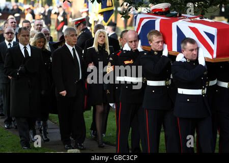 La bara del Royal Marine Corporal Robert Deering, seguita dalla sua fidanzata Gemma Polino, viene portata nella chiesa di St. Giles a Sheldon, Birmingham. Foto Stock