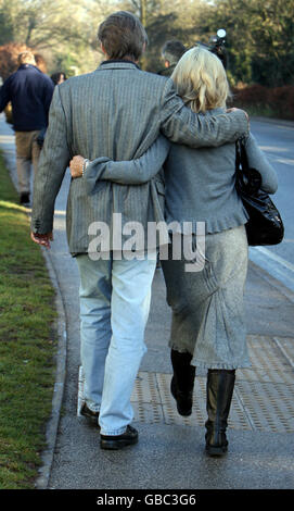 Olivia Newton-John e suo marito John Easterling durante una visita al reparto oncologico dell'Addembroke's Hospital di Cambridge, Cambridgeshire. Foto Stock