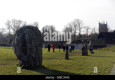 Pietre si trovano vicino ai castagni malati di cavalli nella tenuta di Avebury nel Wiltshire. Un viale di 28 castagne storiche è caduto vittima di una malattia vorace che spazzano gli alberi della nazione e deve essere abbattuto. Foto Stock