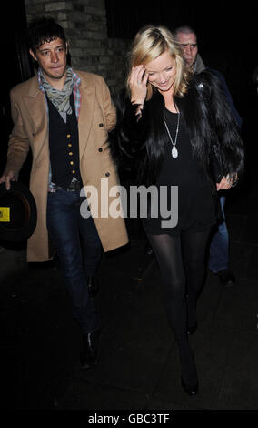 Kate Moss è avvistato lasciando la sua casa a St. Johns Wood con il suo ragazzo Jamie Hince il suo 35 ° compleanno nel nord di Londra. Foto Stock