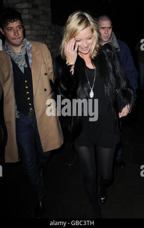 Kate Moss è avvistato lasciando la sua casa a St. Johns Wood con il suo ragazzo Jamie Hince il suo 35 ° compleanno nel nord di Londra. Foto Stock