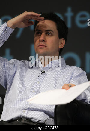 Ed Miliband, Segretario di Stato per l'energia e il cambiamento climatico, risponde alle domande della Fabian Society Conference 'l'equità non è capita da Chance' all'Imperial College di Kensington, Londra. Foto Stock