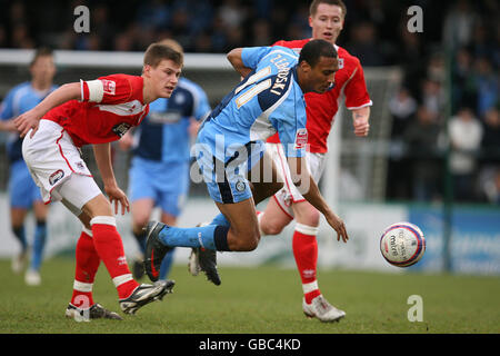 Chris Zebroski di Wycombe in azione con Ryan Bennett di Grimsby durante la partita della Coca-Cola Football League Two all'Adams Park, High Wycombe. Foto Stock