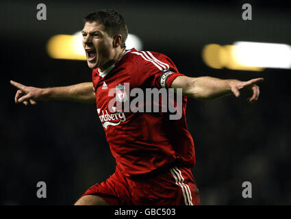 Steven Gerrard di Liverpool festeggia il suo primo obiettivo di schieramento la partita Foto Stock