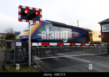 Un treno InterCity First Great Western passa attraverso un passaggio a livello tra Worcester e Malvern. Foto Stock