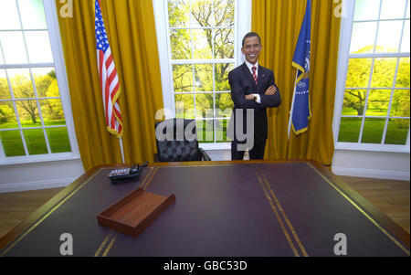 Una ceretta Barack Obama si trova nel 'Oval Office' al Madame Tussauds a Londra. Foto Stock