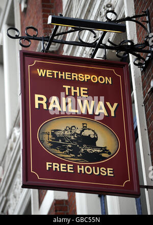 Vista generale del cartello del pub JD Wetherspoon in una casa pubblica a Putney sud-ovest di Londra. Foto Stock