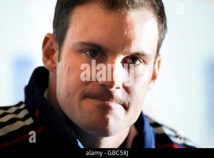 Il capitano dell'Inghilterra Andrew Strauss parla ai media durante una conferenza stampa all'Hilton London Gatwick Hotel di Londra. Foto Stock