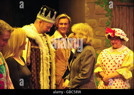 La Duchessa di Cornovaglia parla con i membri del cast della pantomima Jack e il Beanstalk come il secondo classificato sulla BBC's Any Dream farà concorrenza Lewis Bradley (capelli biondi) guarda, durante una visita al Teatro reale di Bath. Foto Stock