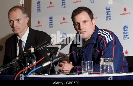 Il capitano dell'Inghilterra Andrew Strauss (a destra) parla ai media durante una conferenza stampa all'Hilton London Gatwick Hotel di Londra. Foto Stock