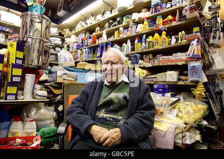 Il negozio Jack Yaffe, di 100 anni, si trova nel suo negozio di articoli per la casa a Prestwich, Greater Manchester, che ha fatto funzionare per 75 anni. Foto Stock