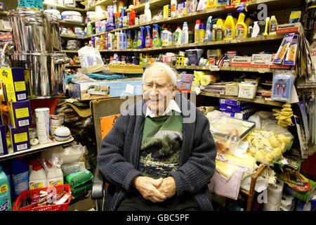 Il negozio Jack Yaffe, di 100 anni, si trova nel suo negozio di articoli per la casa a Prestwich, Greater Manchester, che ha fatto funzionare per 75 anni. Foto Stock