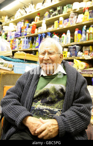 Negoziante celebra 75 anni di attività Foto Stock