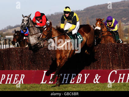 Il Sawyer guidato da William Kennedy sulla loro strada per la vittoria nel Trofeo betchronicle.com Steeple Chase durante il Festival Trials Day a Cheltenham Racecourse, Gloucestershire. Foto Stock