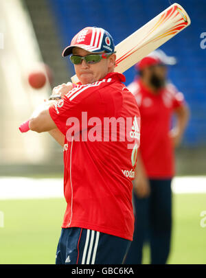 Inghilterra allenatore Andy Flower durante una sessione di reti al Warren Park Cricket Ground, St Kitts. Foto Stock