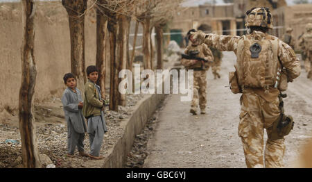 Royal Marines dal 45 comando pattuglia a Sangin DC nella provincia Helmand dell'Afghanistan. Foto Stock