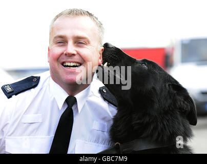 La polizia cane salvato dal flusso dopo chase Foto Stock