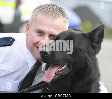 La polizia cane salvato dal flusso dopo chase Foto Stock