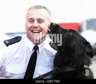 La polizia cane salvato dal flusso dopo chase Foto Stock