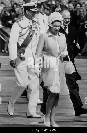 La regina Elisabetta II, con il duca di Edimburgo, arriva a Sydney, Australia durante il tour reale dell'Australasia. Foto Stock