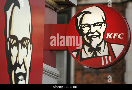 Vista generale di un ramo del Kentucky Fried Chicken, o KFC, su Clapham High Street, Clapham, a sud-ovest di Londra. Foto Stock