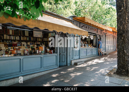 Madrid, Spagna - Luglio 03, 2016: Cuesta Moyano. Vecchio libro in vendita in un pittoresco mercato di strada vicino al Museo del Prado Foto Stock