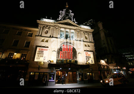 Vista generale del Queen's Theatre di Londra che attualmente mostra Les Miserables. Foto Stock